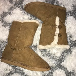 EUC Old Navy “UGG” Style Faux Fur Tan Boots 👢